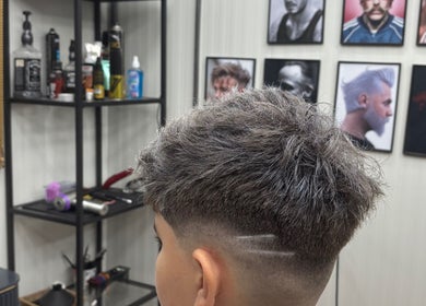 Coafură modernă la Barber Shop DyBalaur din Măgurele, Județul Ilfov, RO, evidențiind un tuns stilat.