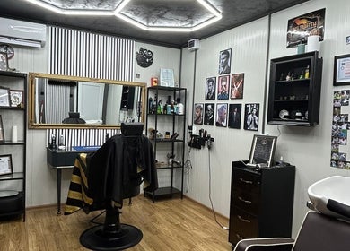 Interior modern la Barber Shop DyBalaur, Măgurele, Județul Ilfov, RO, cu scaun și oglindă aurie.
