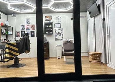 Interior modern la Barber Shop DyBalaur, Măgurele, Județul Ilfov, RO, cu scaun stilizat și decor rafinat.