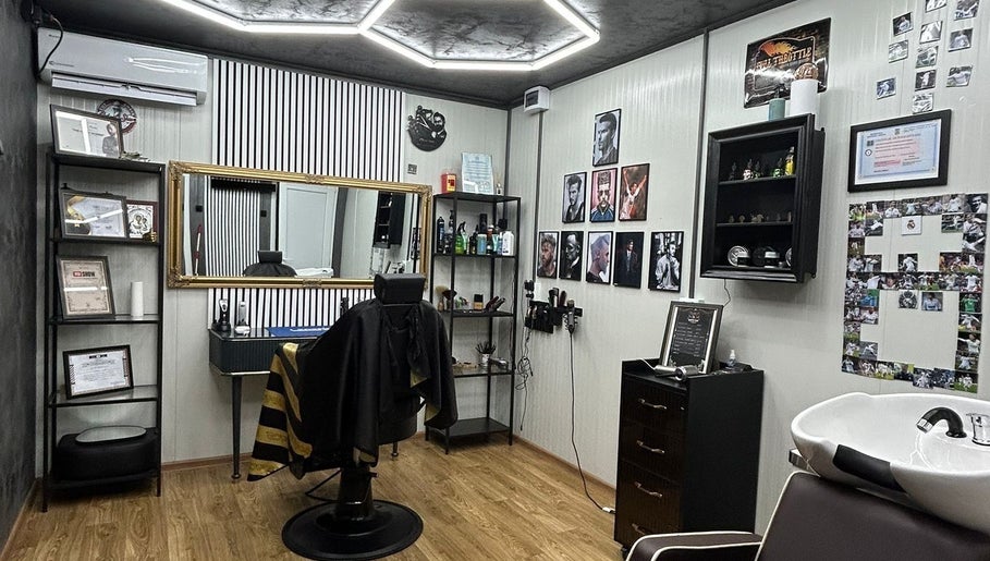 Interiorul Barber Shop DyBalaur din Măgurele, Județul Ilfov, RO, cu design modern și atmosferă elegantă.