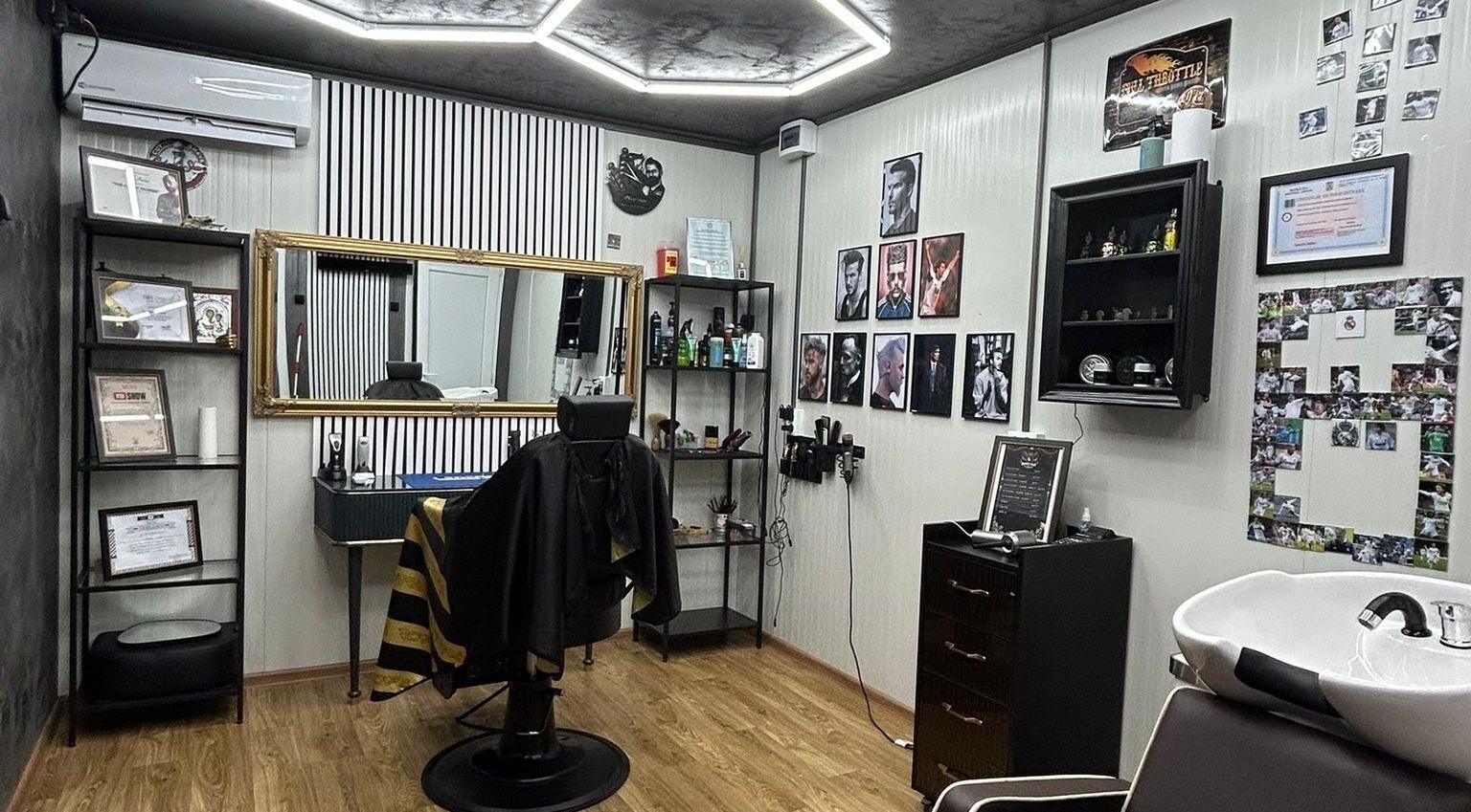 Interiorul Barber Shop DyBalaur din Măgurele, Județul Ilfov, RO, cu design modern și atmosferă elegantă.