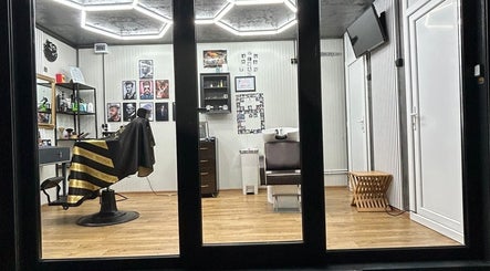 Interior modern al Barber Shop DyBalaur, Măgurele, Județul Ilfov, RO, cu scaun de tuns și decorațiuni unice.