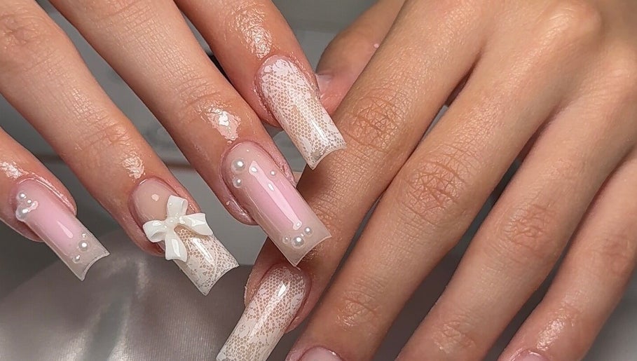 Design élégant d'ongles avec nœud chez Msrnails à Yverdon-les-Bains, Vaud, CH.