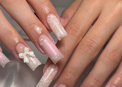 Design élégant d'ongles avec nœud chez Msrnails à Yverdon-les-Bains, Vaud, CH.