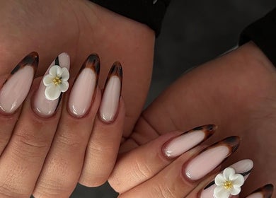 Manucure élégante avec motif floral chez Msrnails, Yverdon-les-bains, Vaud, CH.