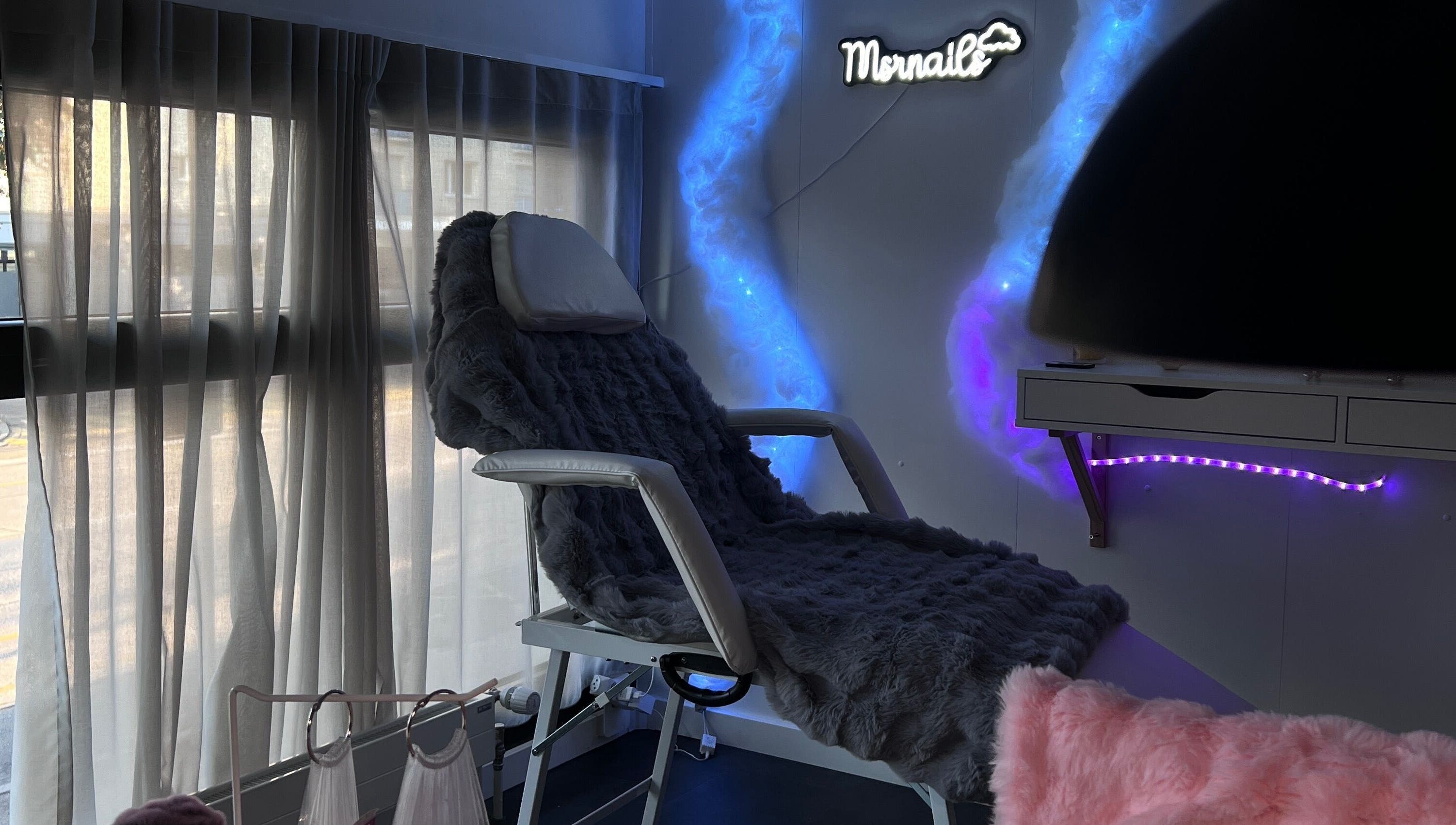 Salle de soins moderne chez Msrnails à Yverdon-les-Bains, Vaud, CH, avec chaise confortable et lumières LED.