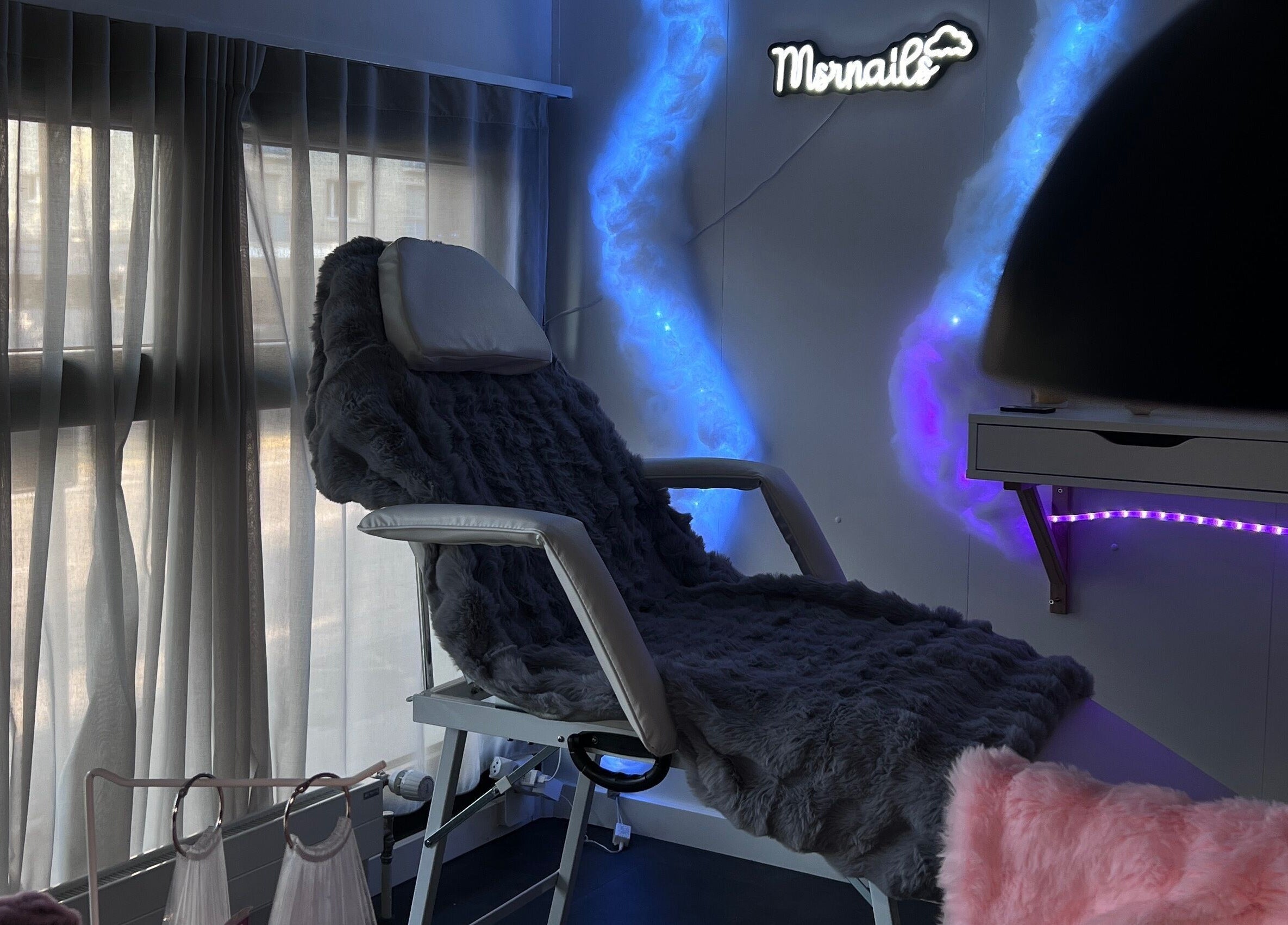 Salle de soins moderne chez Msrnails à Yverdon-les-Bains, Vaud, CH, avec chaise confortable et lumières LED.