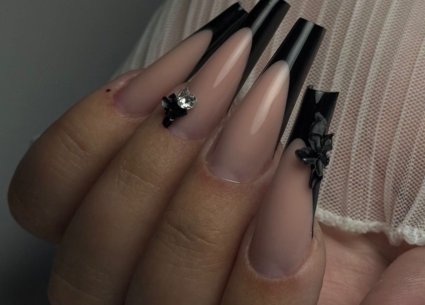 Ongles élégants avec design noir à Msrnails, Yverdon-les-bains, Vaud, CH.