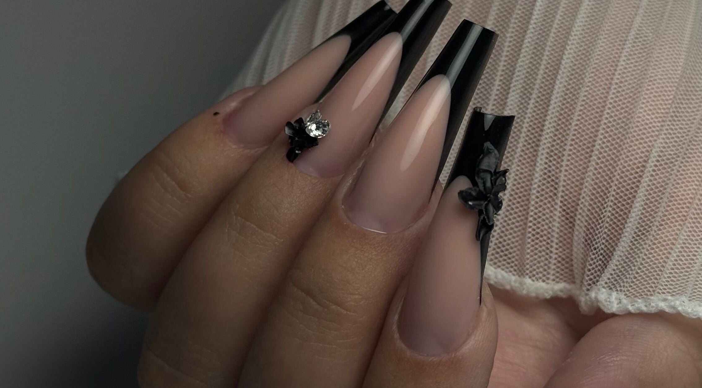 Ongles élégants avec design noir à Msrnails, Yverdon-les-bains, Vaud, CH.