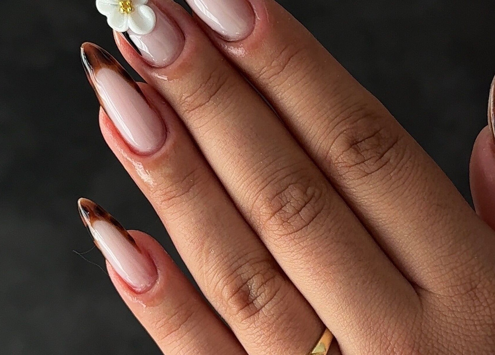 Manucure élégante chez Msrnails, Yverdon-les-Bains, Vaud, CH avec des détails floraux raffinés.