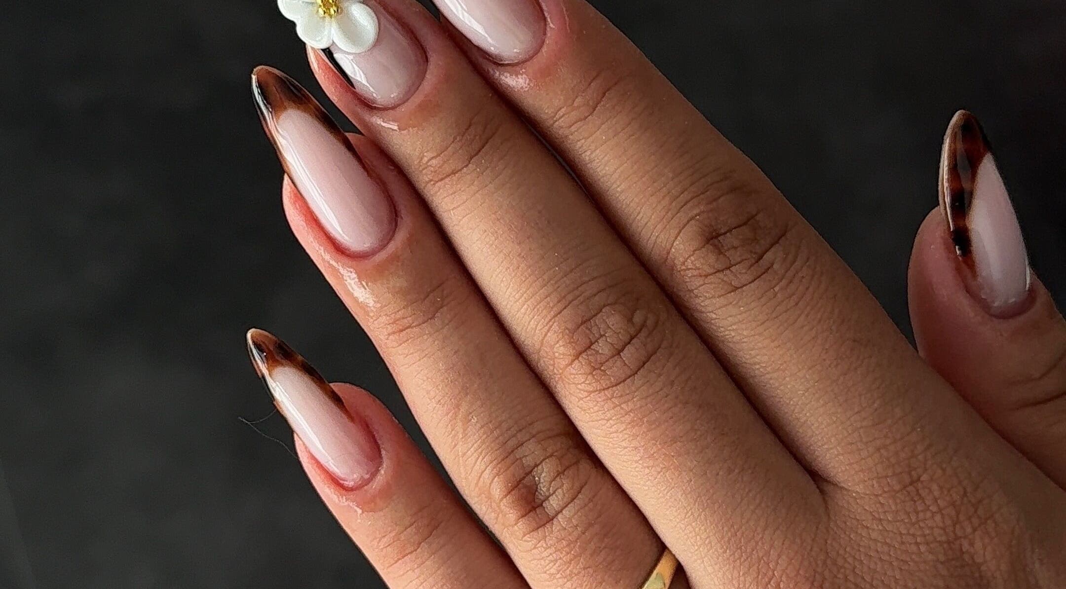 Manucure élégante chez Msrnails, Yverdon-les-Bains, Vaud, CH avec des détails floraux raffinés.