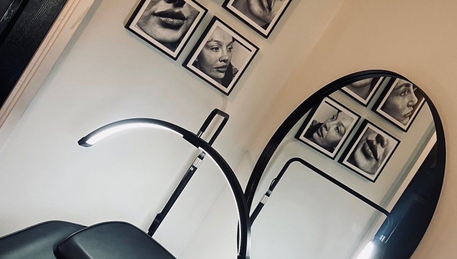 Sophisticated decor at 𝐕𝐀𝐋𝐄𝐍𝐙𝐀 | 𝐄𝐗𝐏𝐄𝐑𝐓 𝐀𝐄𝐒𝐓𝐇𝐄𝐓𝐈𝐂 𝐀𝐑𝐓𝐈𝐒𝐓𝐑𝐘 • in Stratford-upon-avon, England, GB.