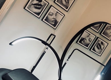 Sophisticated decor at 𝐕𝐀𝐋𝐄𝐍𝐙𝐀 | 𝐄𝐗𝐏𝐄𝐑𝐓 𝐀𝐄𝐒𝐓𝐇𝐄𝐓𝐈𝐂 𝐀𝐑𝐓𝐈𝐒𝐓𝐑𝐘 • in Stratford-upon-avon, England, GB.