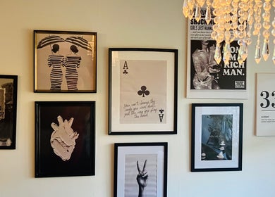 Art gallery wall inside 𝐕𝐀𝐋𝐄𝐍𝐙𝐀 | 𝐄𝐗𝐏𝐄𝐑𝐓 𝐀𝐄𝐒𝐓𝐇𝐄𝐓𝐈𝐂 𝐀𝐑𝐓𝐈𝐒𝐓𝐑𝐘 • Stratford-upon-Avon, England, GB.