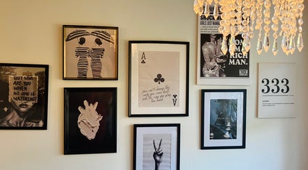 Art gallery wall inside 𝐕𝐀𝐋𝐄𝐍𝐙𝐀 | 𝐄𝐗𝐏𝐄𝐑𝐓 𝐀𝐄𝐒𝐓𝐇𝐄𝐓𝐈𝐂 𝐀𝐑𝐓𝐈𝐒𝐓𝐑𝐘 • Stratford-upon-Avon, England, GB.