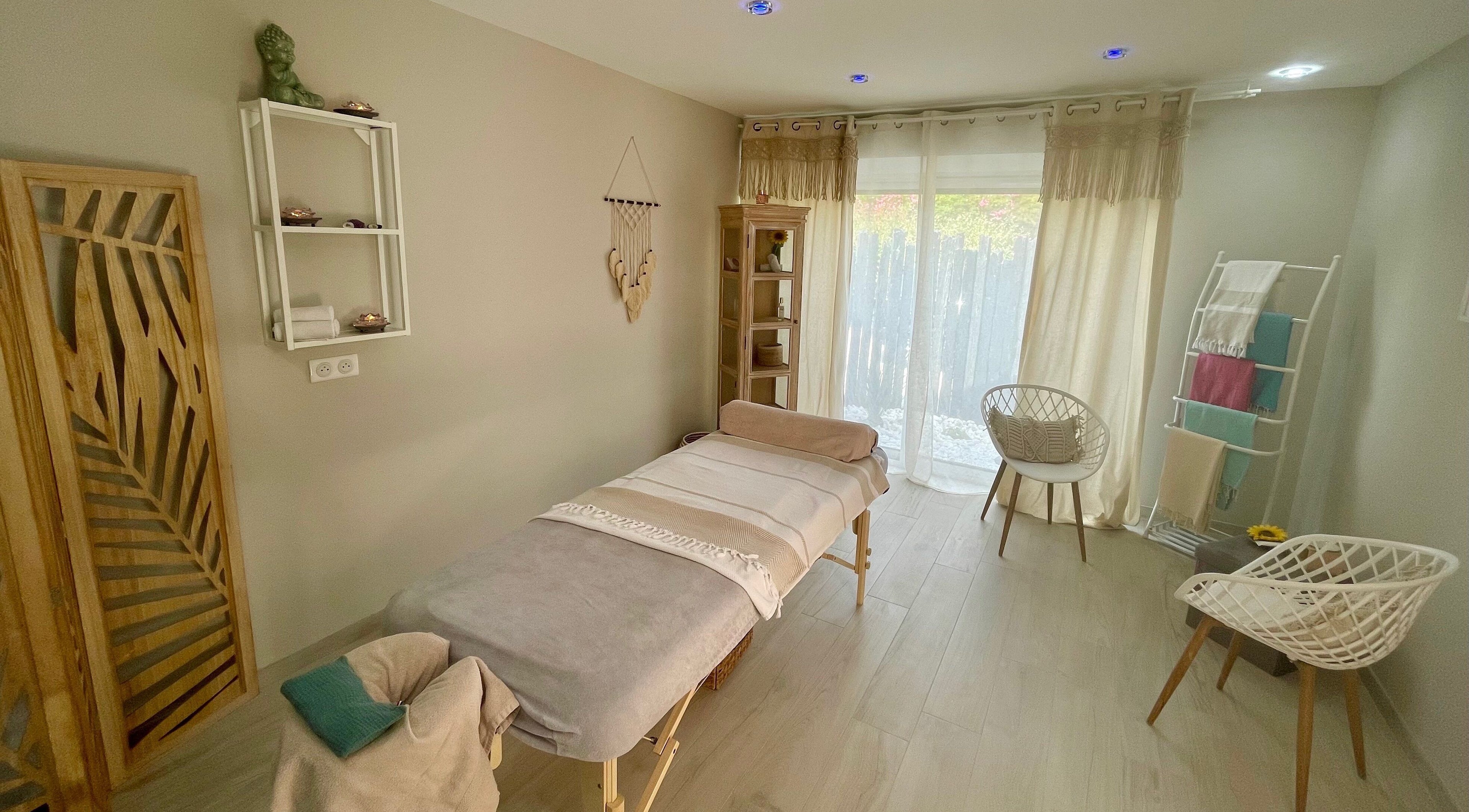 Salle de massage paisible à Massaora - Massages du Monde & soins de beauté, Saint-jean-de-fos, Occitanie, FR.