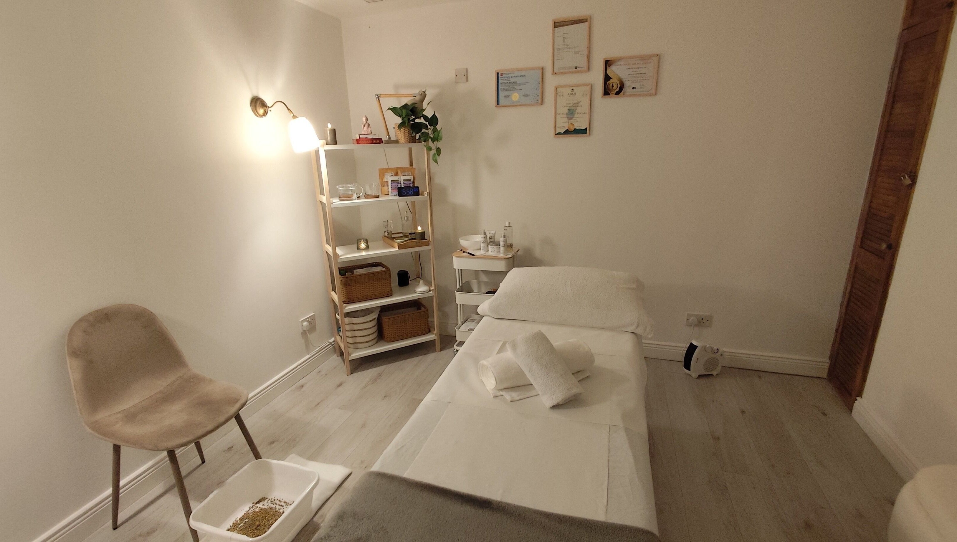 Tranquil treatment room at Sankalpa Therapies by Natalia Biscaro, Dublin, Condado De Dublin, IE.