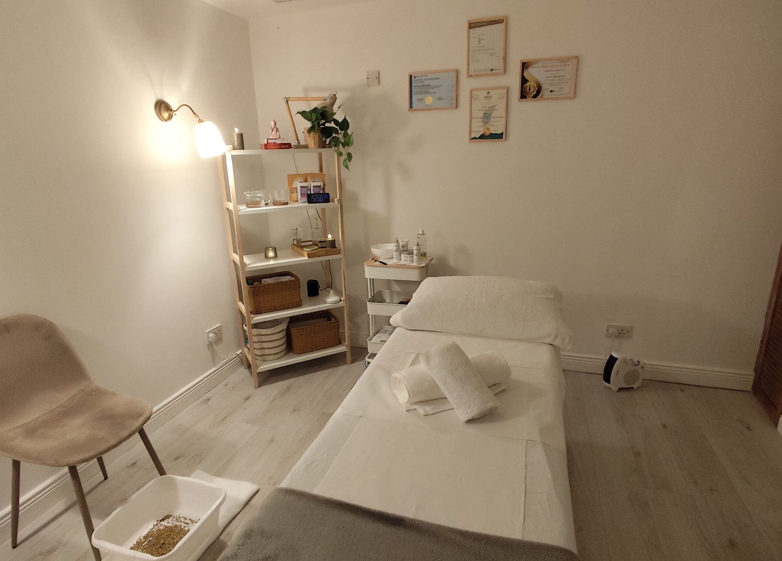Tranquil treatment room at Sankalpa Therapies by Natalia Biscaro, Dublin, Condado De Dublin, IE.