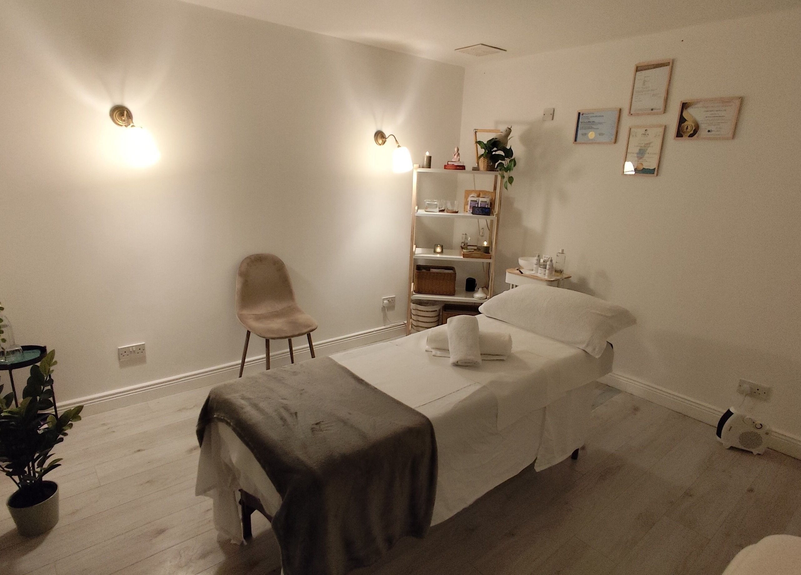 Relaxing therapy room at Sankalpa Therapies by Natalia Biscaro, Dublin, Condado De Dublin, IE, with massage bed.