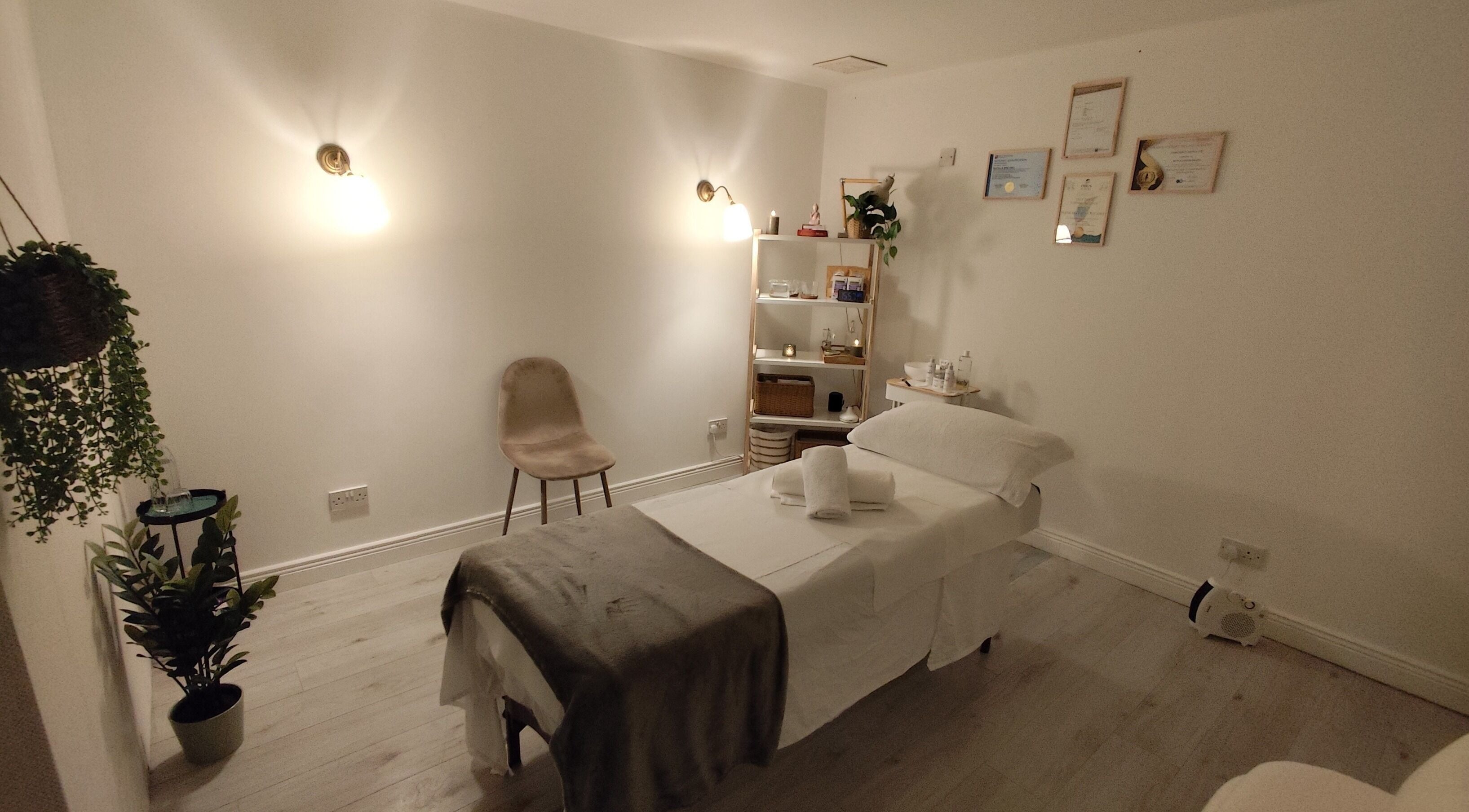 Relaxing therapy room at Sankalpa Therapies by Natalia Biscaro, Dublin, Condado De Dublin, IE, with massage bed.