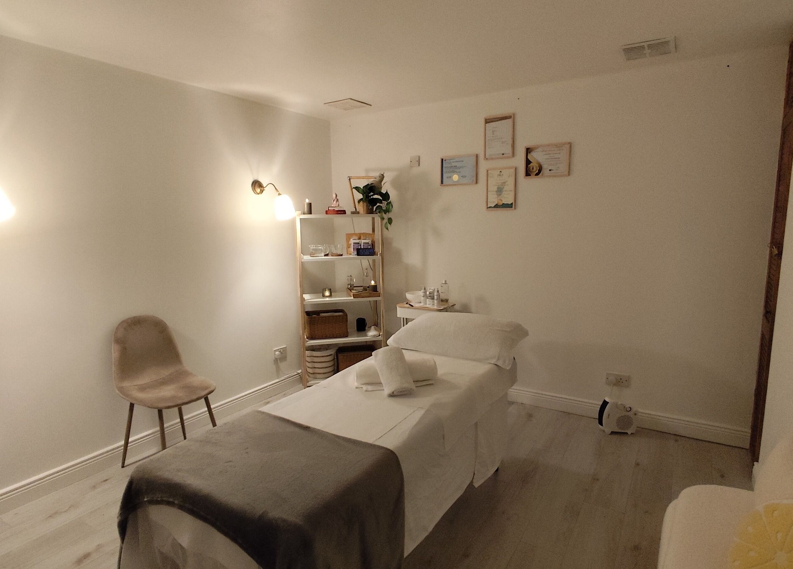 Serene therapy room at Sankalpa Therapies by Natalia Biscaro, Dublin, Condado De Dublin, IE for relaxation.