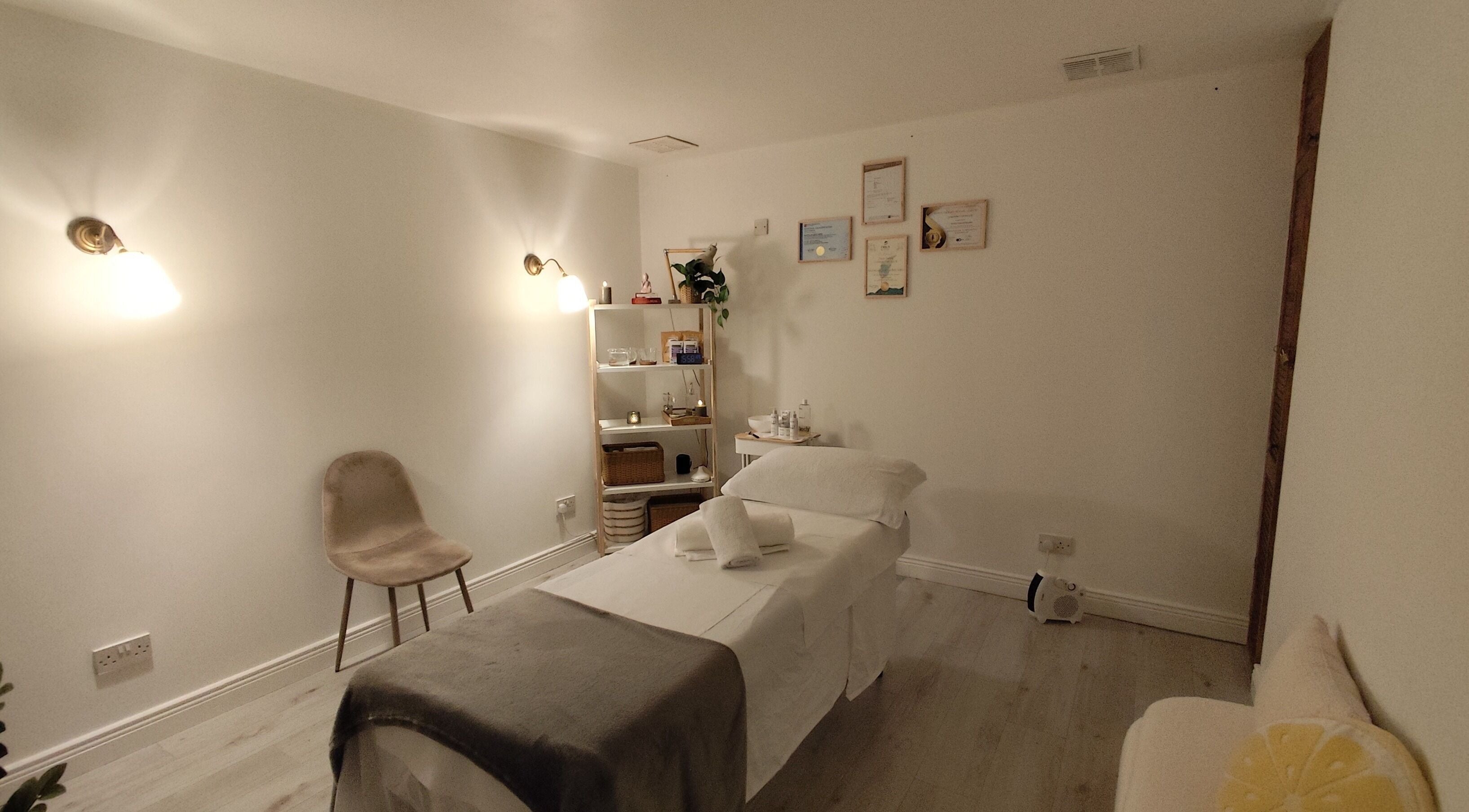 Serene therapy room at Sankalpa Therapies by Natalia Biscaro, Dublin, Condado De Dublin, IE for relaxation.