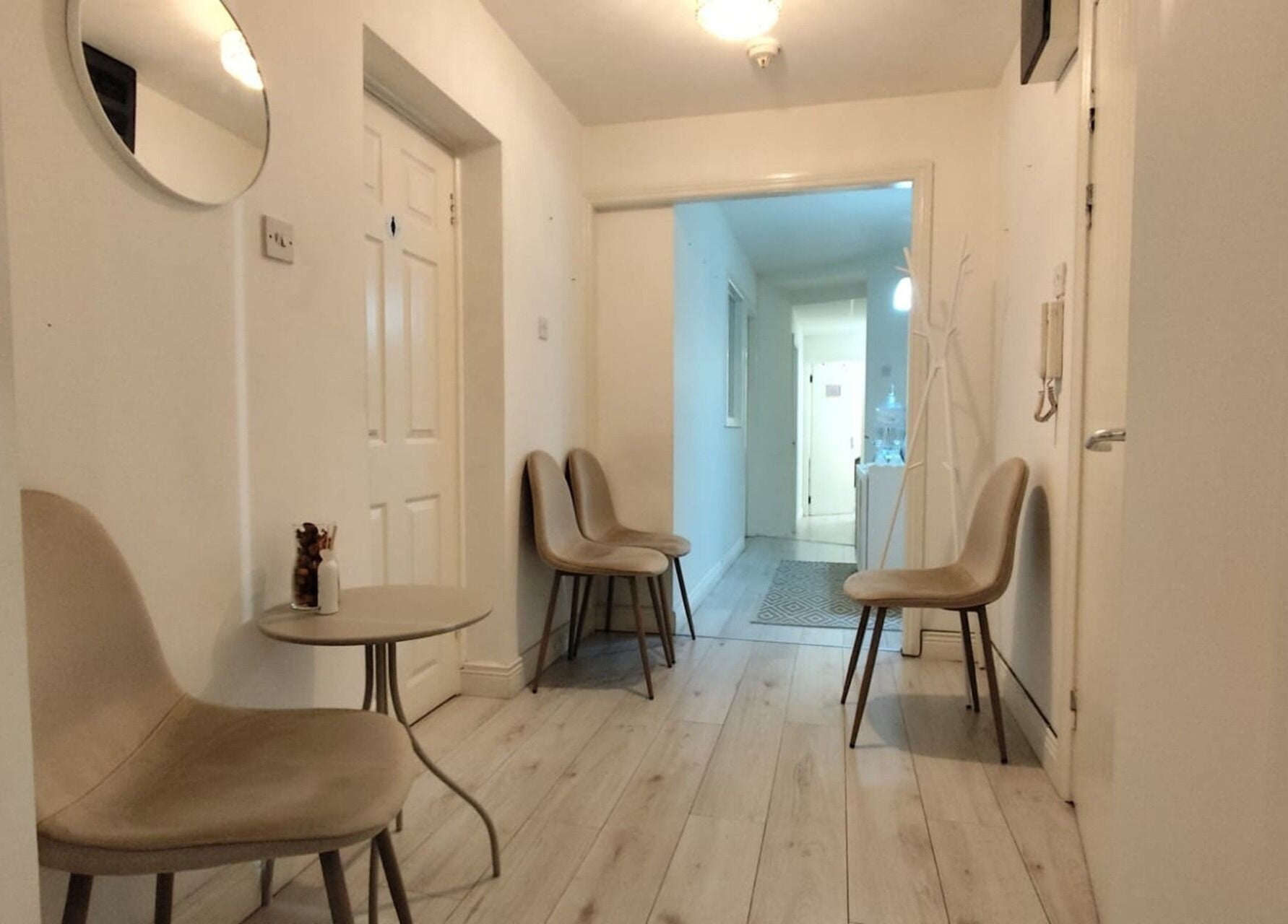 Bright, minimalist waiting area in Sankalpa Therapies by Natalia Biscaro, Dublin, Condado De Dublin, IE.