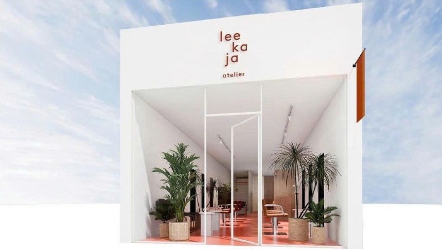 Cửa hàng LEEKAJA ATELIER tại Hà Nội, VN với thiết kế hiện đại và cây xanh trang trí.