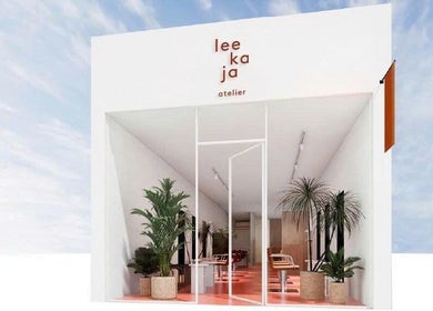 Lối vào hiện đại tại LEEKAJA ATELIER, Hà Nội, Hà Nội, VN với cây xanh và không gian mở.