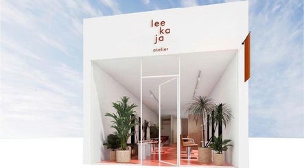 Lối vào hiện đại tại LEEKAJA ATELIER, Hà Nội, Hà Nội, VN với cây xanh và không gian mở.