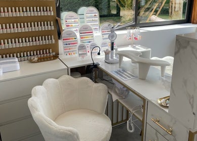 Espace de manucure moderne chez Nails by Lucile, Cruzilles-lès-Mépillat, Auvergne-Rhône-Alpes, FR.