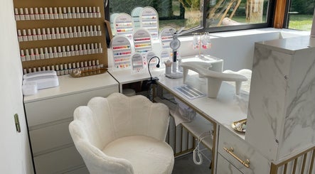 Espace de manucure moderne chez Nails by Lucile, Cruzilles-lès-Mépillat, Auvergne-Rhône-Alpes, FR.