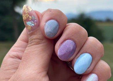 Manucure scintillante pastel à Nails by Lucile, Cruzilles-lès-Mépillat, Auvergne-Rhône-Alpes, FR.