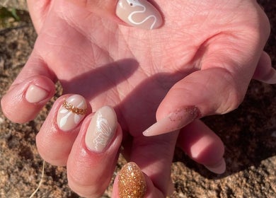 Nail art raffiné chez Nails by Lucile, Cruzilles-lès-Mépillat, Auvergne-Rhône-Alpes, FR, décor élégant.