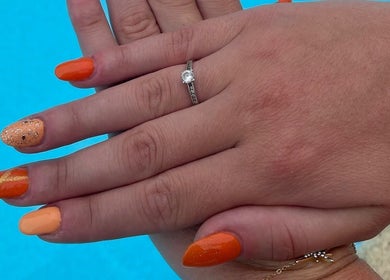 Main avec vernis orange et motif chez Nails by Lucile, Cruzilles-lès-mépillat, Auvergne-rhône-alpes, FR.
