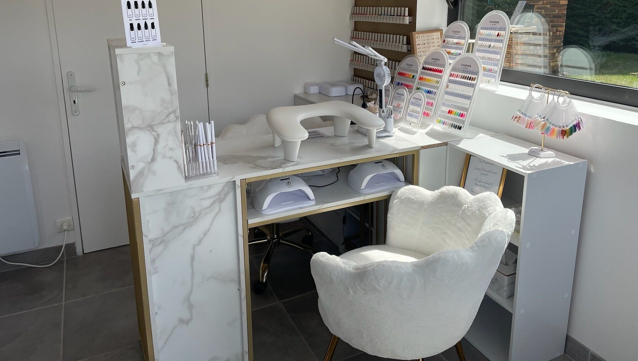 Station de manucure à Nails by Lucile, Cruzilles-lès-Mépillat, Auvergne-Rhône-Alpes, FR avec fauteuil blanc.