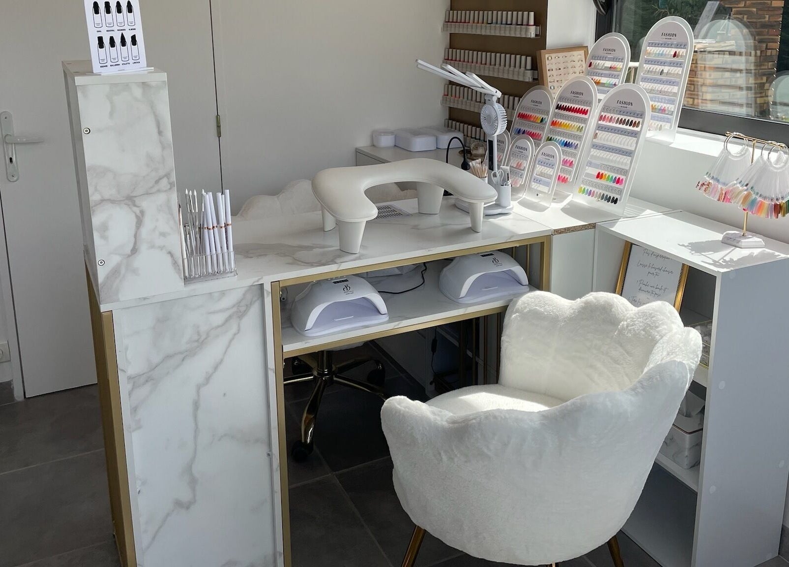Station de manucure à Nails by Lucile, Cruzilles-lès-Mépillat, Auvergne-Rhône-Alpes, FR avec fauteuil blanc.