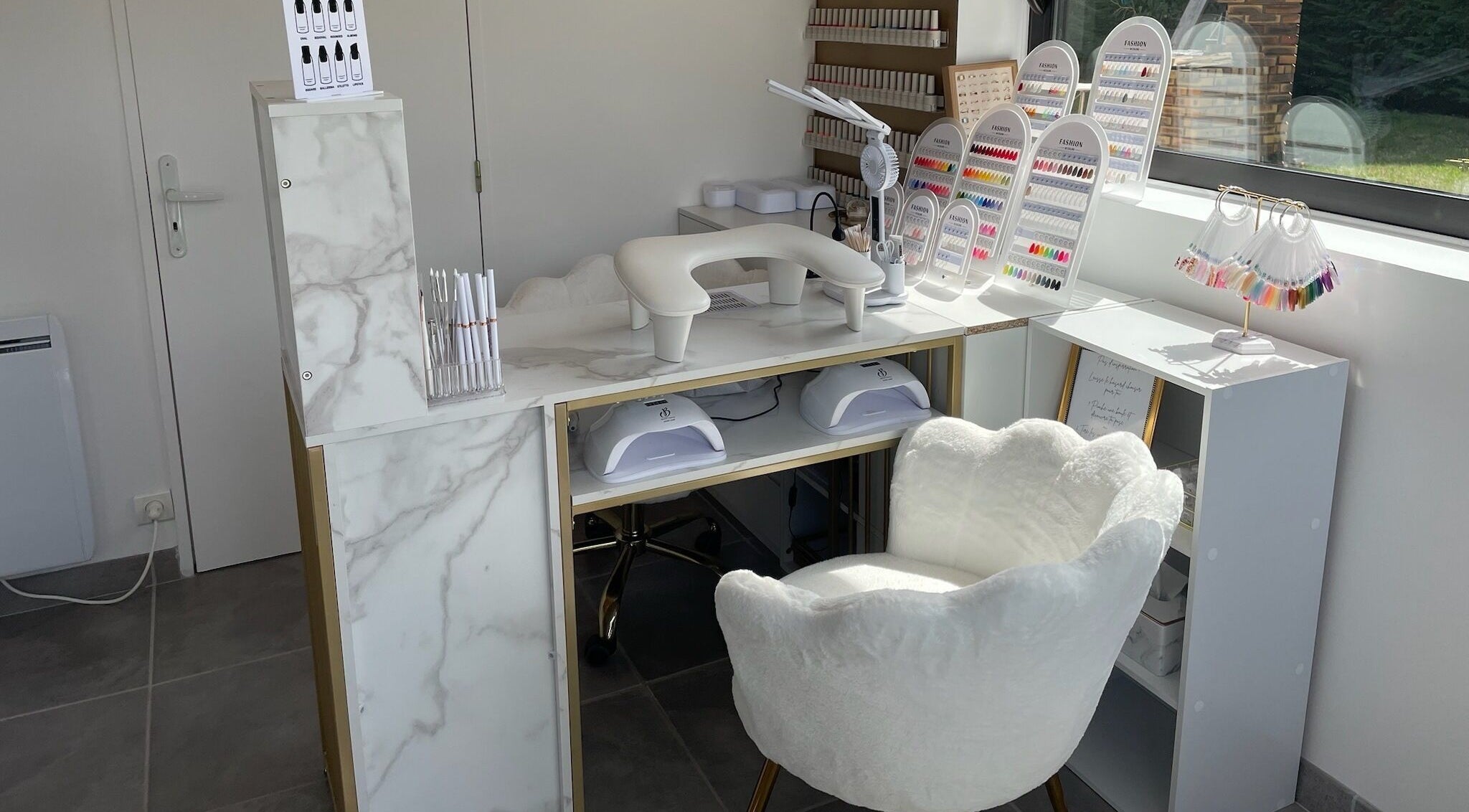 Station de manucure à Nails by Lucile, Cruzilles-lès-Mépillat, Auvergne-Rhône-Alpes, FR avec fauteuil blanc.