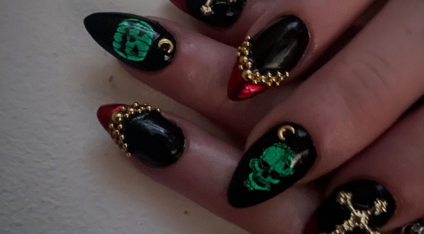 Art gothique sur ongles noirs à Nails by Lucile, Cruzilles-lès-mépillat, Auvergne-rhône-alpes, FR.