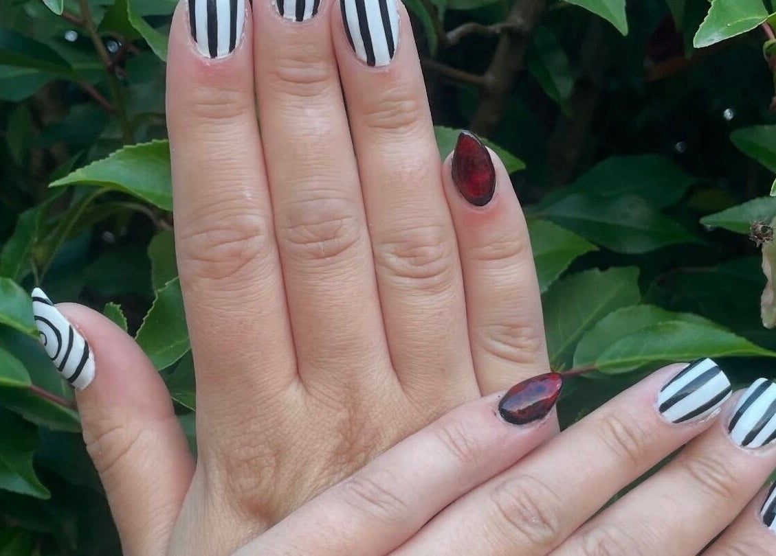 Manucure rayée noir et blanc à Nails by Lucile, Cruzilles-lès-Mépillat, Auvergne-Rhône-Alpes, FR.
