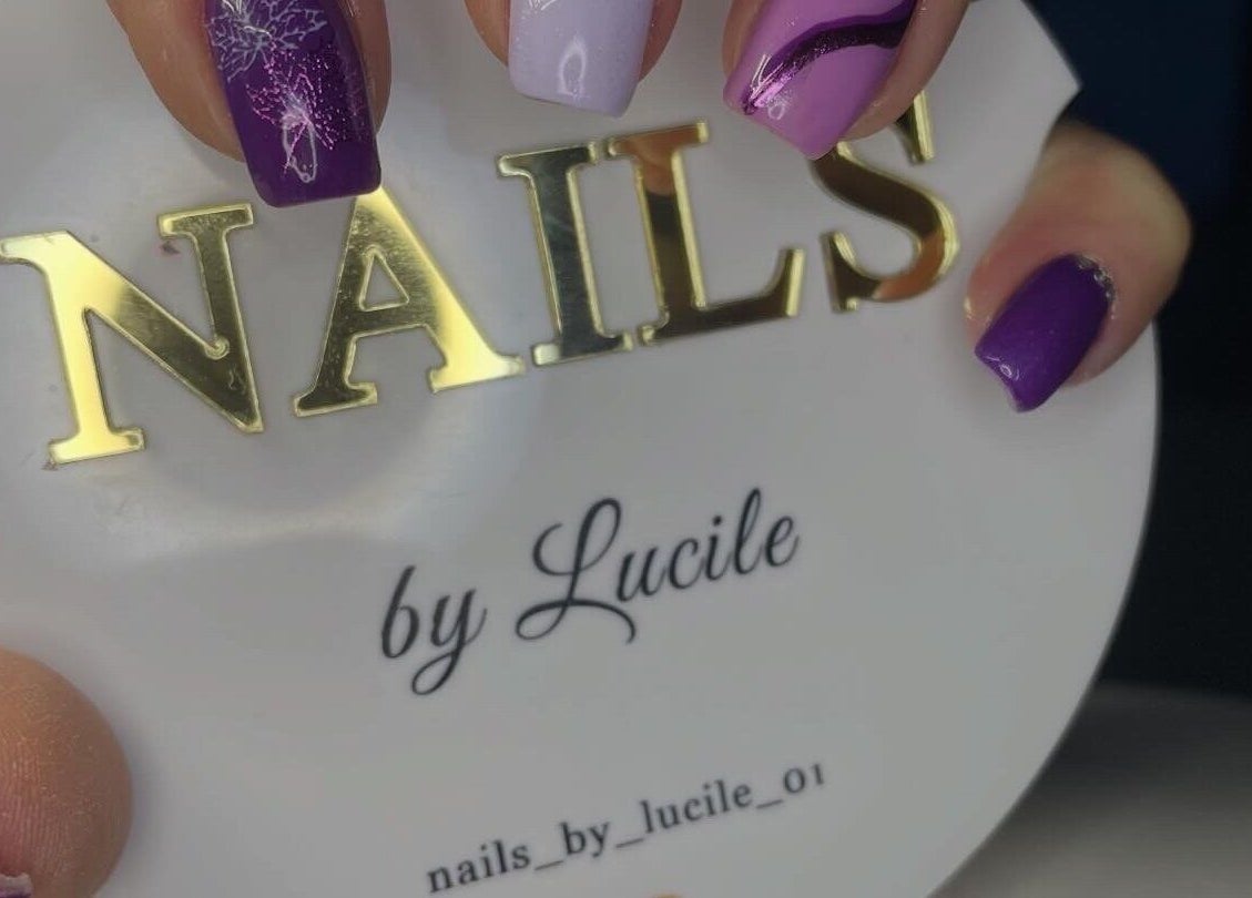Design moderne violet sur ongles à Nails by Lucile, Cruzilles-lès-Mépillat, Auvergne-rhône-alpes, FR.