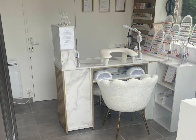 Station de manucure moderne chez Nails by Lucile, Cruzilles-lès-mépillat, Auvergne-rhône-alpes, FR.