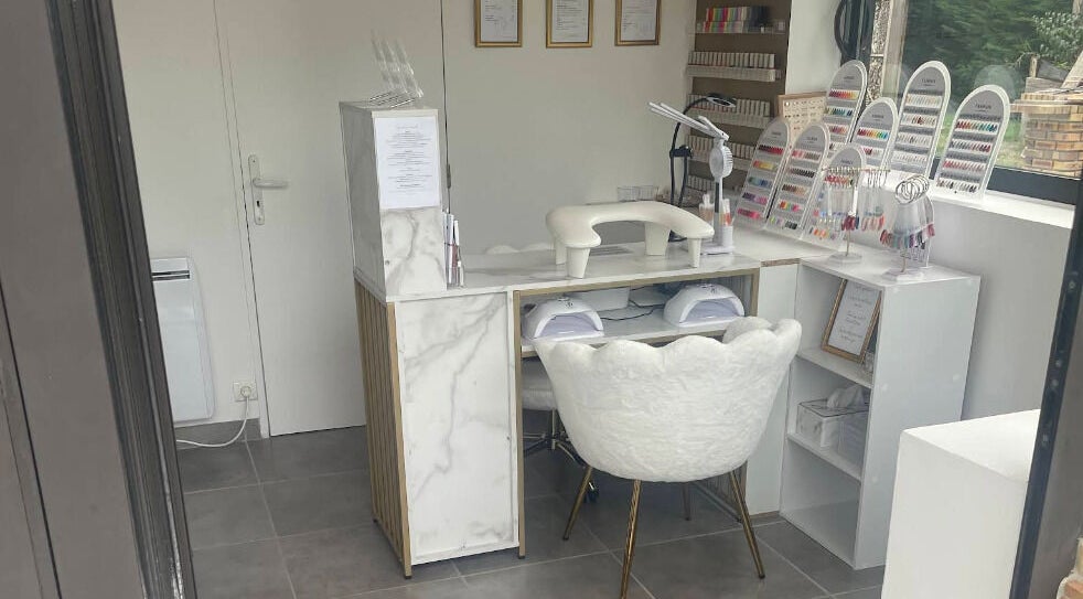 Station de manucure moderne chez Nails by Lucile, Cruzilles-lès-mépillat, Auvergne-rhône-alpes, FR.