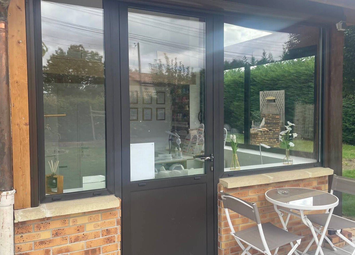 Entrée de Nails by Lucile à Cruzilles-lès-mépillat, Auvergne-rhône-alpes, FR avec terrasse élégante.