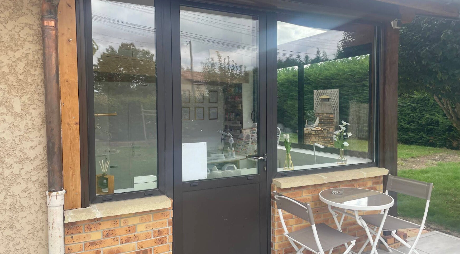 Entrée de Nails by Lucile à Cruzilles-lès-mépillat, Auvergne-rhône-alpes, FR avec terrasse élégante.