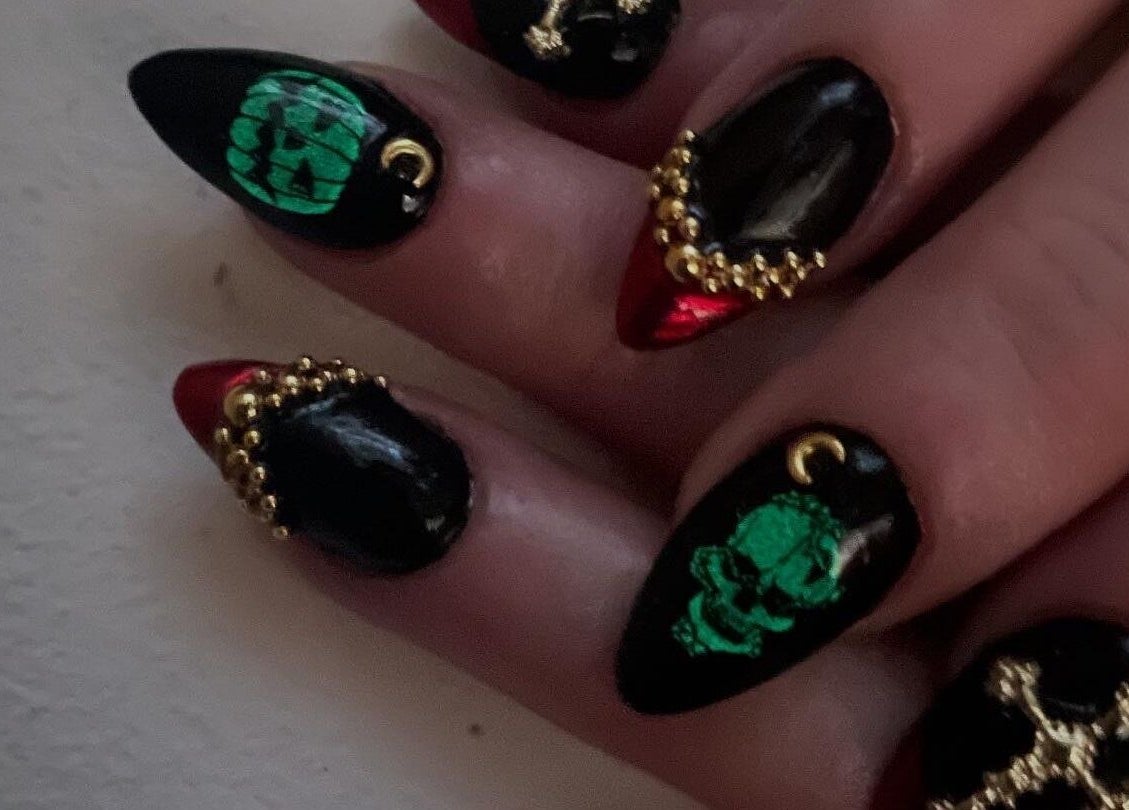 Designs d'ongles gothiques chez Nails by Lucile, Cruzilles-lès-mépillat, Auvergne-rhône-alpes, FR.