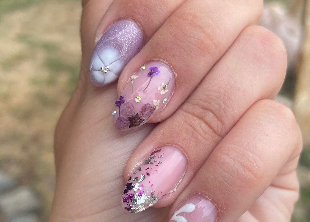 Design floral des ongles par Nails by Lucile à Cruzilles-lès-mépillat, Auvergne-rhône-alpes, FR.