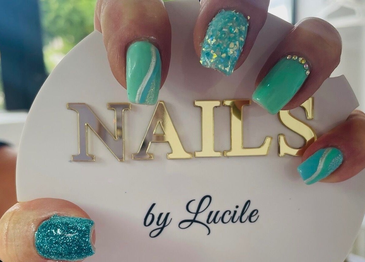 Mains avec manucure turquoise à Nails by Lucile, Cruzilles-lès-Mépillat, Auvergne-Rhône-Alpes, FR.