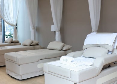 Relaxing spa beds at Chanle Wellness Service in London, England, GB with soft pillows and luxurious linens.