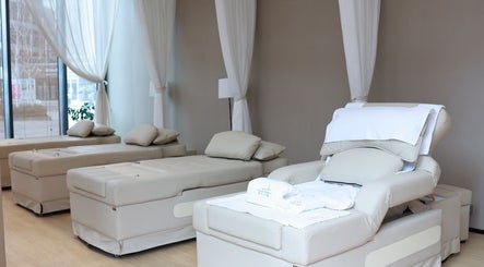 Relaxing spa beds at Chanle Wellness Service in London, England, GB with soft pillows and luxurious linens.